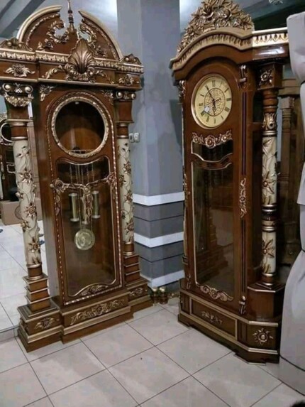 lemari jam besar klasik