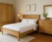 kamar tidur dengan ranjang kayu dan set lemari serbaguna