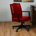 kursi kantor kulit merah dengan sandaran lengan