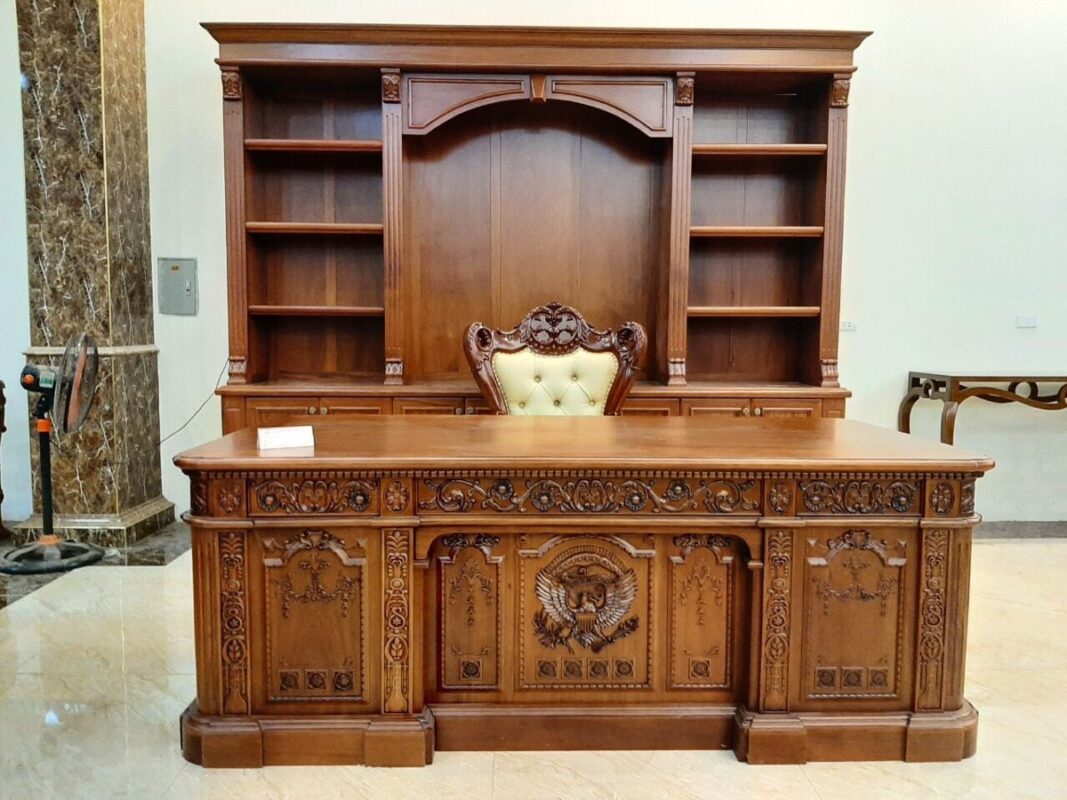 Meja Kerja Pimpinan Model Klasik Ukiran Jepara Blora