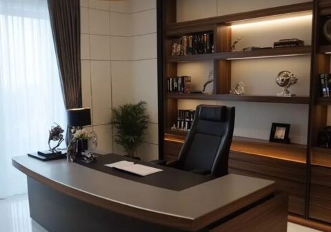 desain ruang kantor modern dengan furniture kayu