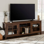 bufet tv kayu dengan pintu kaca dan rak penyimpanan