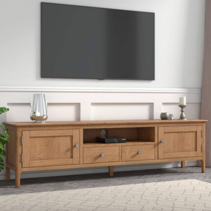 bufet tv kayu minimalis dengan rak terbuka di ruang keluarga