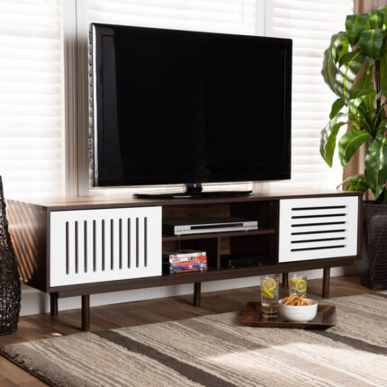 bufet tv kayu minimalis dengan pintu geser putih bermotif garis di ruang keluarga modern